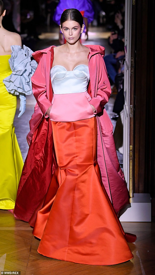 كايا جربر  ترتدي ثوب وردي في عرض فالنتينو