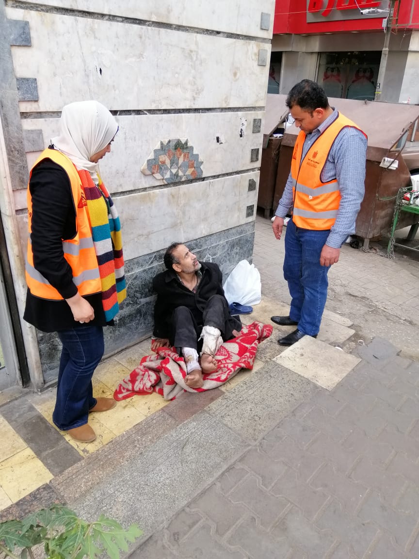 فريق التدخل السريع ينقذ مسن مريض بلا مأوى   (3)