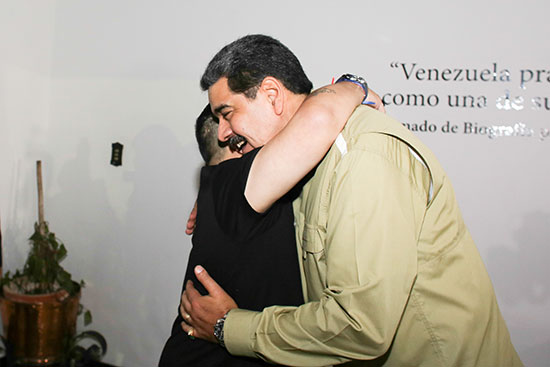 رئيس فنزويلا نيكولاس مادورو  يحيي لاعب كرة القدم السابق دييجو مارادونا في كاراكاس