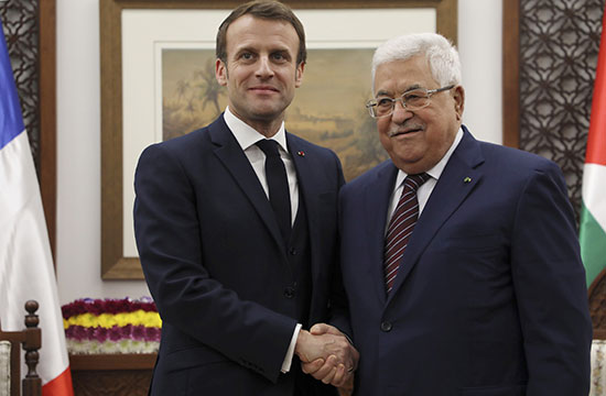 الرئيس الفلسطيني محمود يصافح الرئيس الفرنسي إيمانويل ماكرون في مقره في رام الله