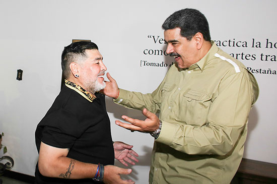 الرئيس الفنزويلى يستقبل مارادونا فى كراكاس