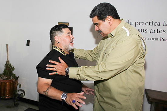 الرئيس نيكولاس مادورو ولاعب كرة القدم السابق مارادونا