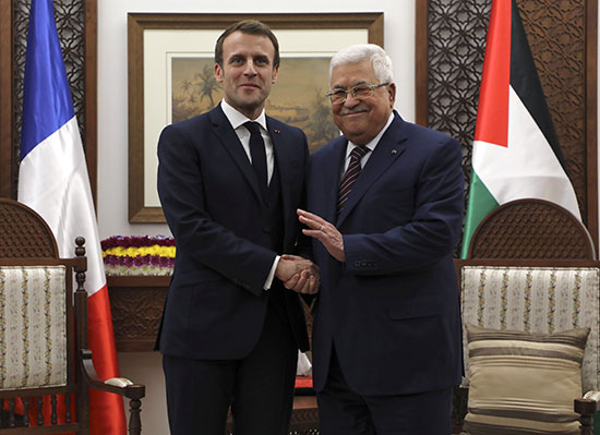 الرئيس عباس يرحب بنظيره الفرنسى ماكرون فى الضفة الغربية