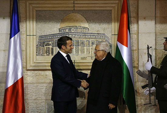 الرئيس الفلسطيني محمود عباس يستقبل الرئيس الفرنسي إيمانويل ماكرون في مقره في رام الله