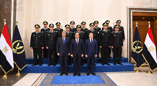 صورة تذكارية للرئيس مع المجلس الاعلي للشرطة
