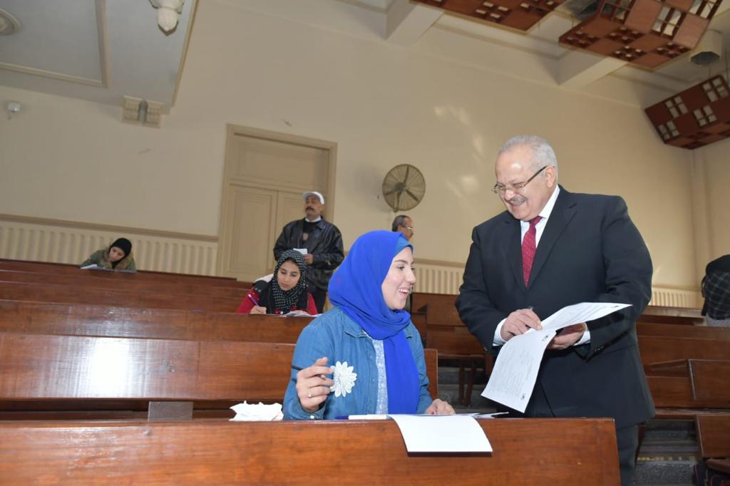 رئيس جامعة القاهرة يتفقد ختام ماراثون الامتحانات  (1)