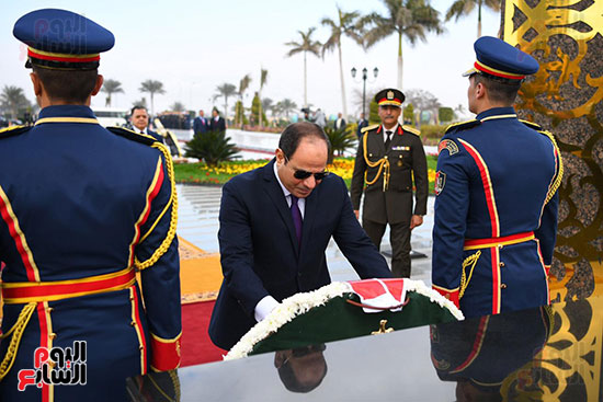 الرئيس يضع إكليل من الزهور على النصب التذكاري