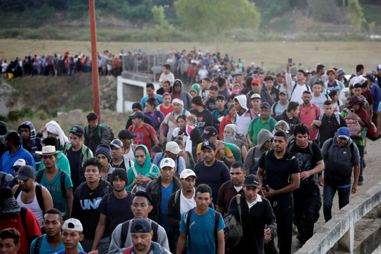 مئات المهاجرين يعبرون حدود جواتيمالا إلى المكسيك