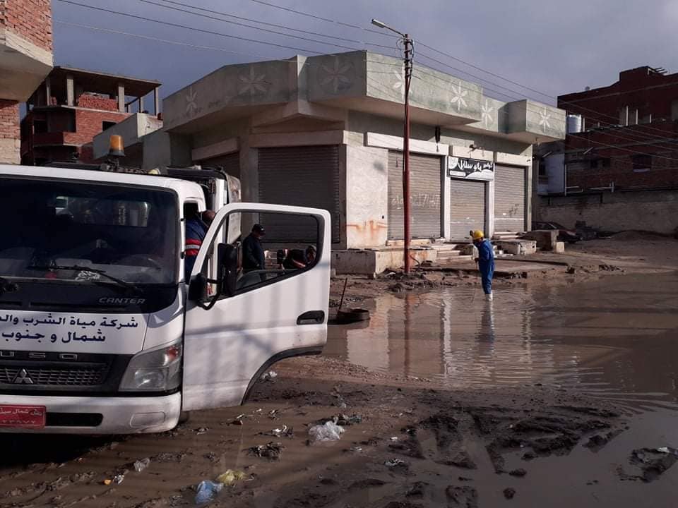 انطلاق حملة فتح شوارع أغلقتها مياه الأمطار فى العريش (5)