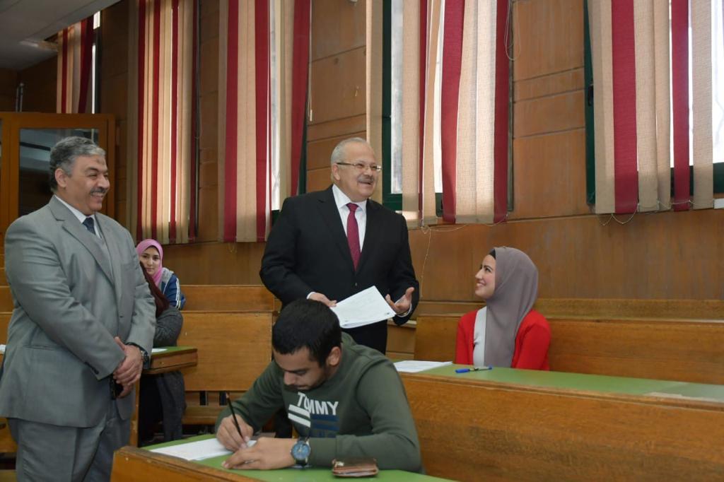 رئيس جامعة القاهرة يتفقد ختام ماراثون الامتحانات  (6)