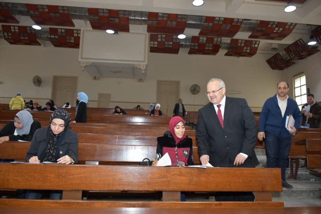 رئيس جامعة القاهرة يتفقد ختام ماراثون الامتحانات  (5)