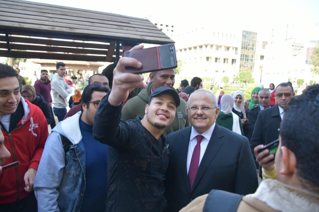 رئيس جامعة القاهرة يتفقد ختام ماراثون الامتحانات  (4)