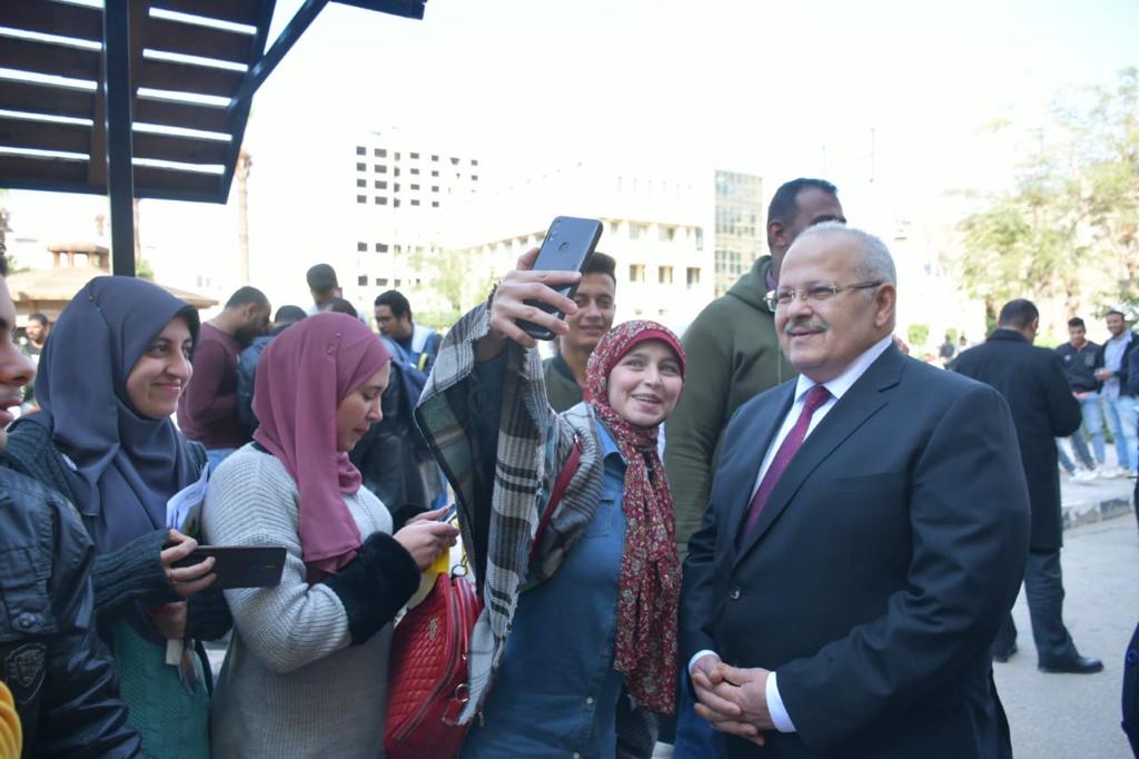 رئيس جامعة القاهرة يتفقد ختام ماراثون الامتحانات  (11)