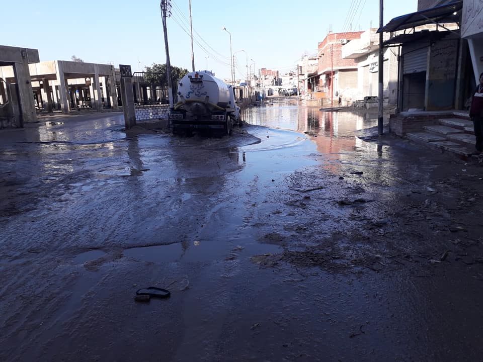 انطلاق حملة فتح شوارع أغلقتها مياه الأمطار فى العريش (1)