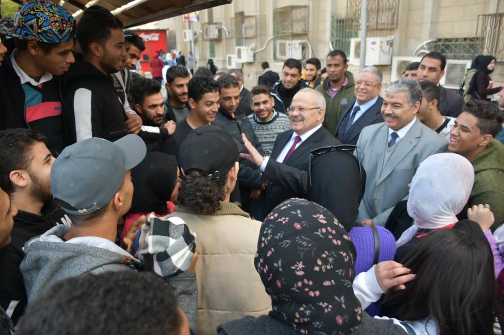 رئيس جامعة القاهرة يتفقد ختام ماراثون الامتحانات  (10)