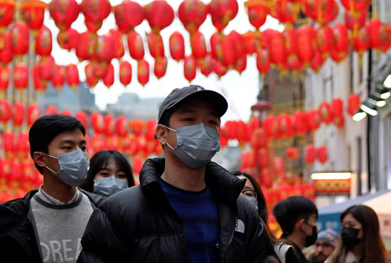 مواطنون صينيون يرتدون الكمامات فى المدينة الصينية بلندن
