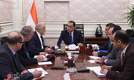 اجتماع رئيس الوزراء يتابع مع وزير الإنتاج الحربى (1)