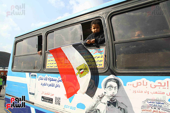 طفل يحمل علم مصر