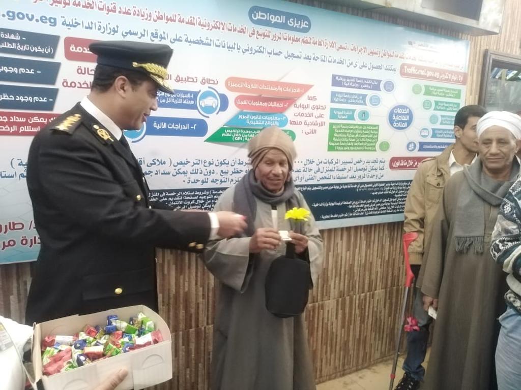 إستخراج رخص للمواطنين بالمجان (4)