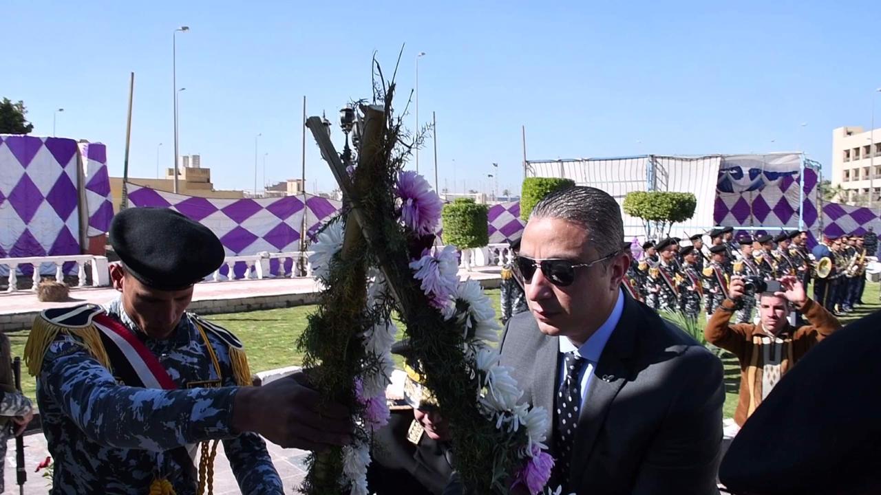 محافظ الفيوم يضع أكاليل الزهور على النصب التذكارى لشهداء الشرط (6)