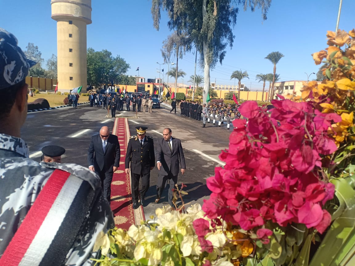 محافظ قنا ومدير الأمن يضعان أكليل الزهور على قبر الجندى المجمهول (1)