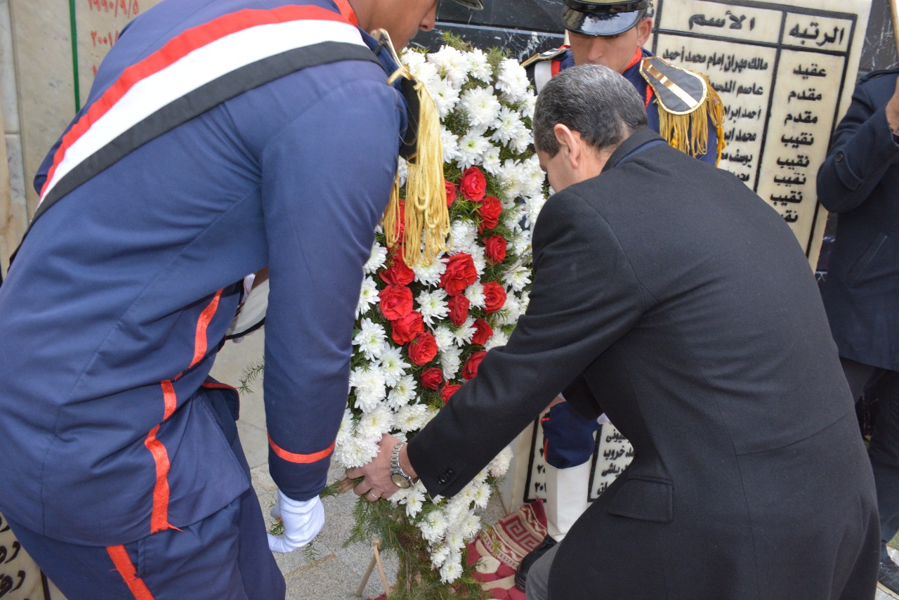 محافظ الغربية ومدير الأمن يضعان إكليل الزهور على النصب التذكارى (5)