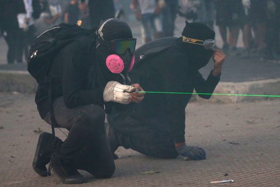 متظاهر يستخدم اشعة الليزر
