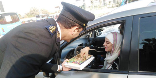 الشرطة توزيع الورد على المواطنين والشيكولاته (7)