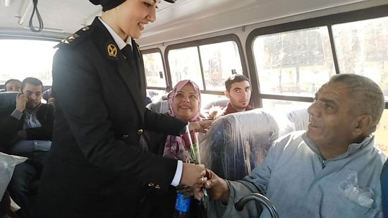 الشرطة توزيع الورد على المواطنين والشيكولاته (8)