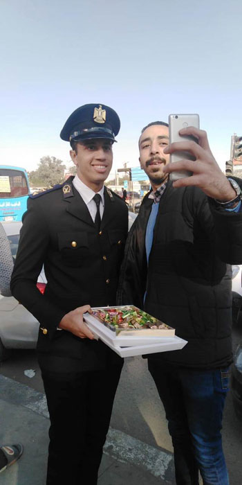 الشرطة توزيع الورد على المواطنين والشيكولاته (2)