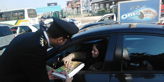 الشرطة توزيع الورد على المواطنين والشيكولاته (4)