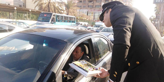 الشرطة توزيع الورد على المواطنين والشيكولاته (3)