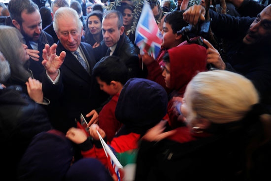 أمير بريطانيا تشارلز يلوح أثناء استقباله للناس عند وصوله إلى كنيسة المهد