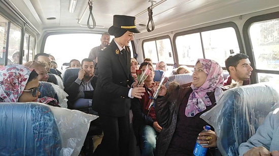الشرطة توزيع الورد على المواطنين والشيكولاته (5)