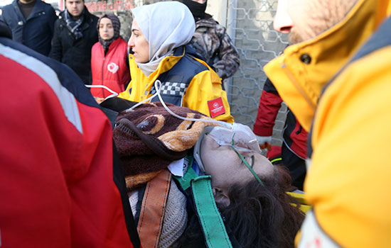 مال الإنقاذ يحملون أحد الناجين من زلزال تركيا