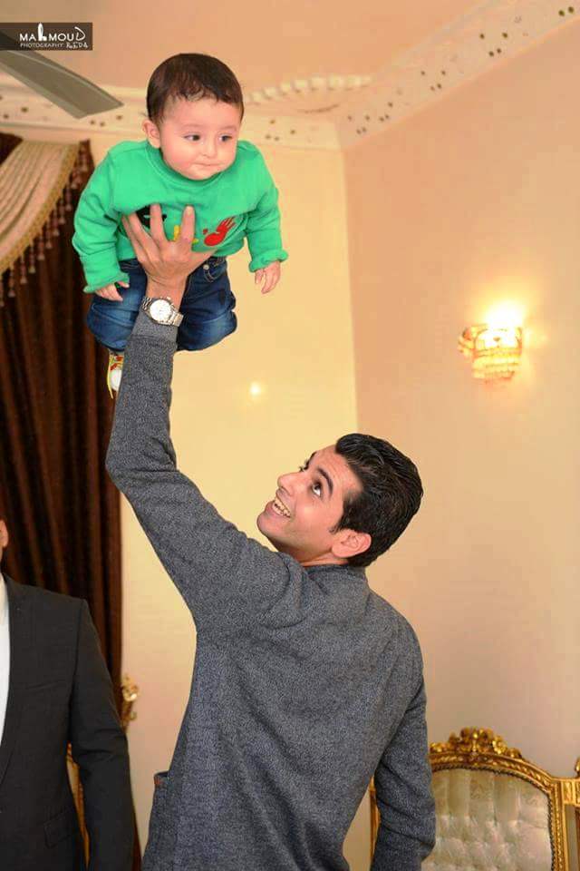 رقم 2 النقيب محمود منير يلاعب ابنه منير