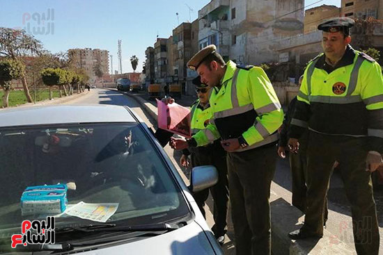 رجال الشرطة يوزعون ورود وحلوى على المواطنين وقائدى السيارات بشوارع الشرقية (11)