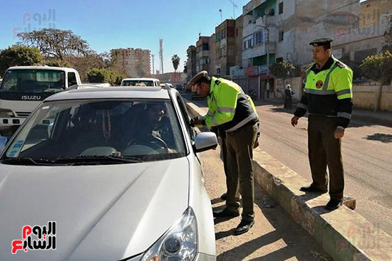 رجال الشرطة يوزعون ورود وحلوى على المواطنين وقائدى السيارات بشوارع الشرقية (7)