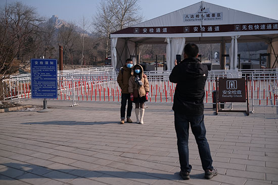 أشخاص-يلتقطون-صوراً-أمام-إحدى-مداخل-سور-الصين-العظيم-وهو-مغلق-أمام-الزوار