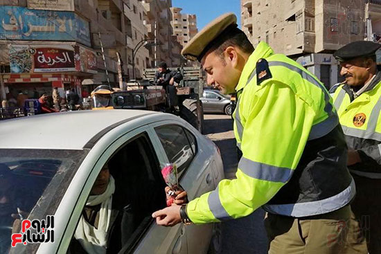 رجال الشرطة يوزعون ورود وحلوى على المواطنين وقائدى السيارات بشوارع الشرقية (9)