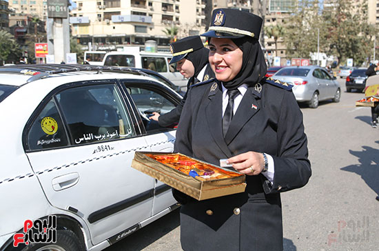 ضابطة توزع الحلوى بميدان مصطفى محمود