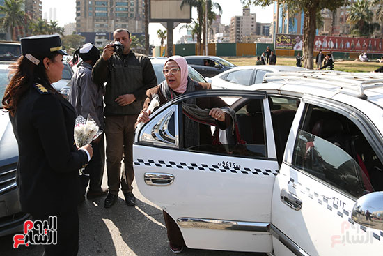 مواطنة تشارك فى الاحتفال بعيد الشرطة