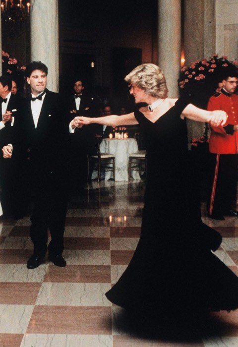 فستان أسود مخملى في رقصة شهيرة مع جون ترافولتا