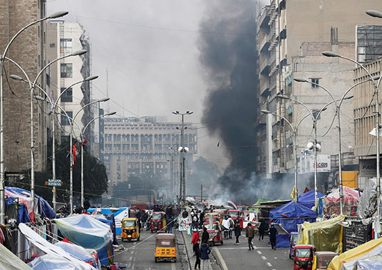 قوات الأمن العراقية تهاجم موقع الاحتجاج الرئيسي في بغداد في ميدان التحرير