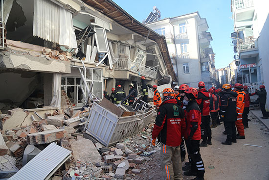 عمال الانقاذ الاتراك يواصلون عملهم بعد زلزال قوى