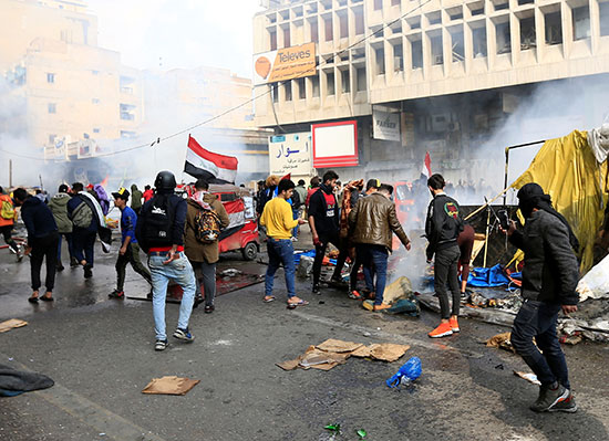 قوات الأمن العراقية تحرق خيام المعتصمون فى ميدان التحرير ببغداد