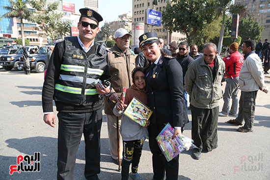 طفلة تشارك الشرطة الاحتفال