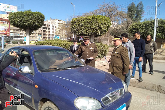 رجال الشرطة يوزعون الورود وكتيبات على المواطنين في كفر الشيخ (8)