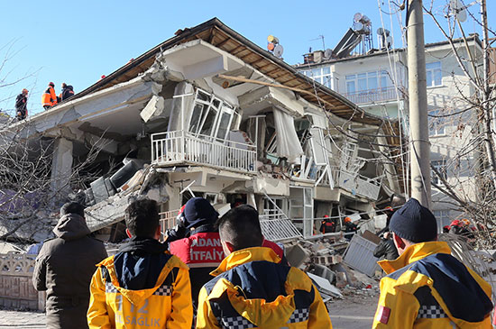 يواصل عمال الانقاذ الأتراك عملهم بعد زلزال مدمر