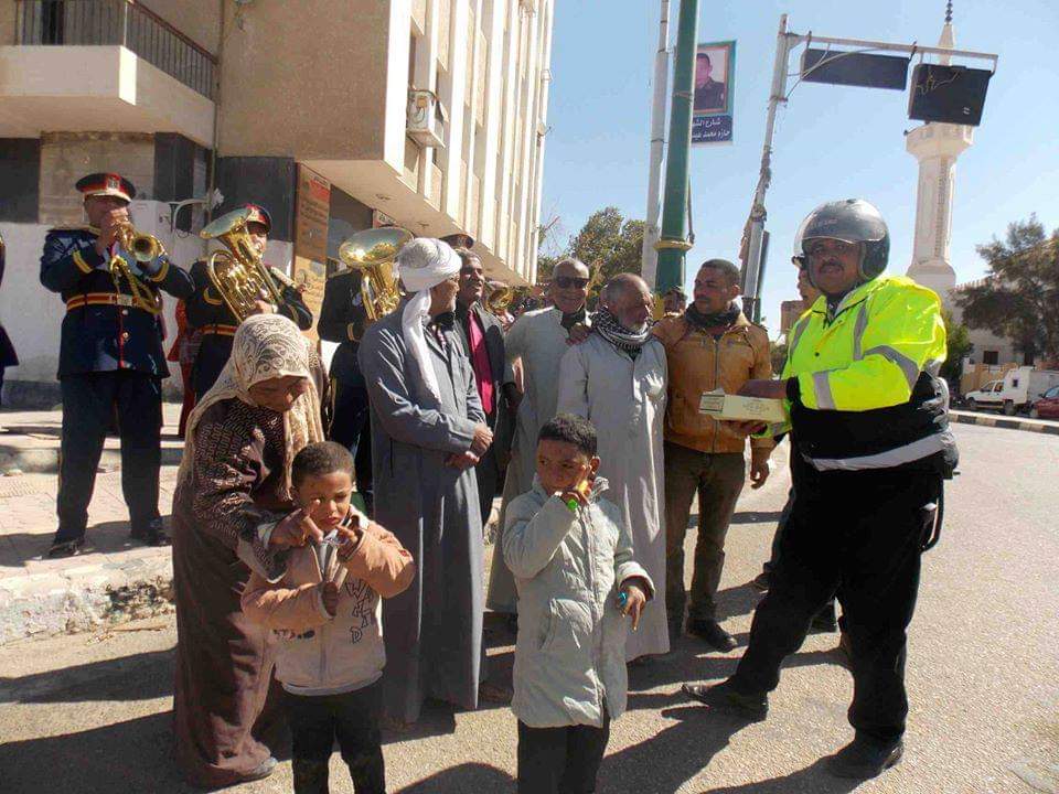 امن الوادى الجديد يحتفل بعيد الشرطة بتوزيع الحلوى على المواطنين (1)